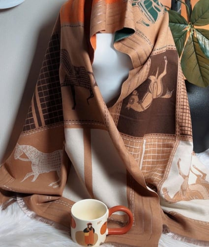 بوكس شتاء أنيق – شال ناعم وكوب للمشروبات الساخنة