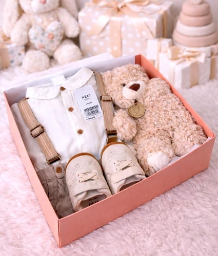 هدية مولود راقية من Next – طقم بيبي كامل مع لعبة و...