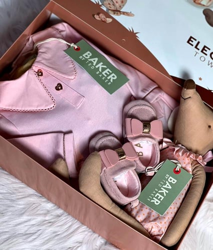 هدية مواليد بناتي من تيد بيكر جميلة جدا