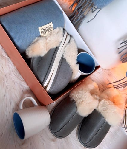 طقم هدايا شتوي فاخر – شال ناعم مع شبشب فرو دافئ وك...