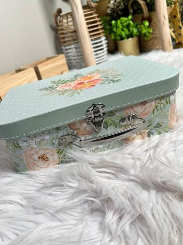 حقيبة ملونة من الورق المقوى باللون التيفاني مثالية...