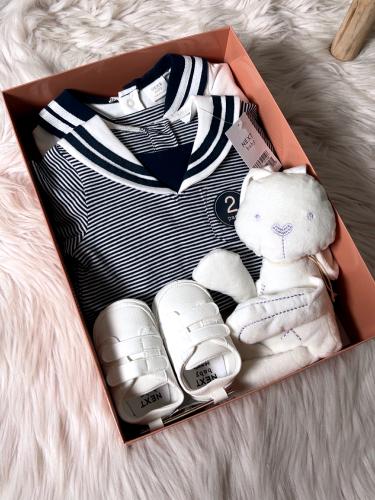 طقم مواليد فخم من NEXT – تنسيق بحري أنيق لهدية است...