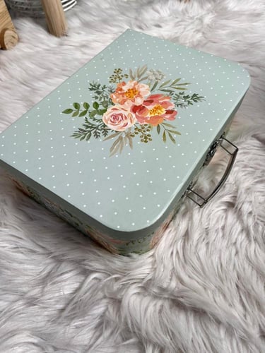 حقيبة ملونة من الورق المقوى باللون التيفاني مثالية...