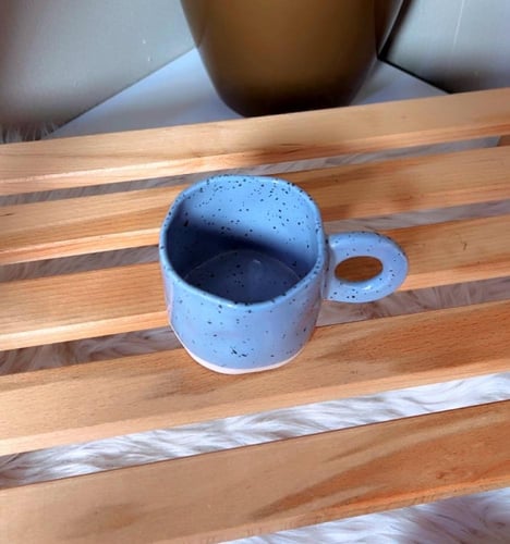 كوب سيراميك أزرق بتصميم عصري ومقبض دائري