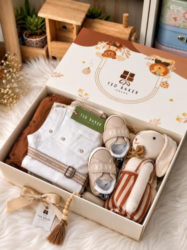 هدية مولود فاخرة من Ted Baker – طقم بيج مع دمية أر...
