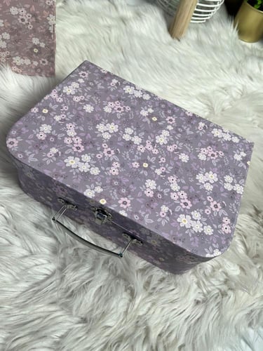 حقيبة ملونة من الورق المقوى باللون الموف مع طبعات...