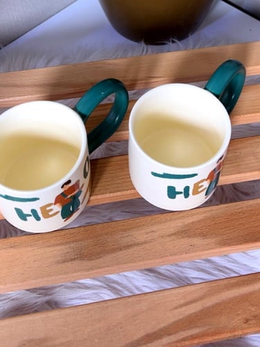 طقم أكواب سيراميك برسمة “Hello!” بيد فنية ملونة –...