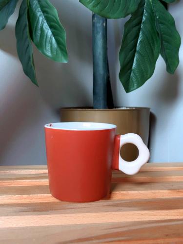 كوب سيراميك بني بمقبض مميز