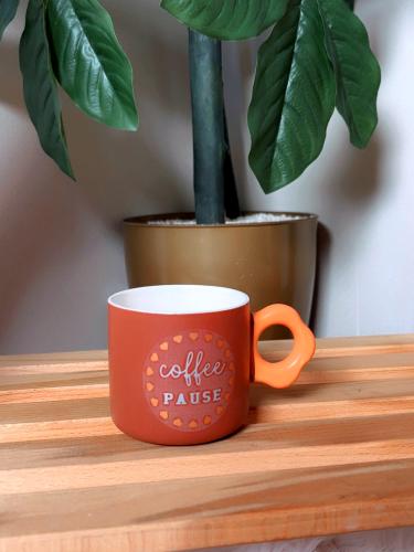 دللي نفسك مع كوب سيراميك “Coffee Pause” بتصميم أني...