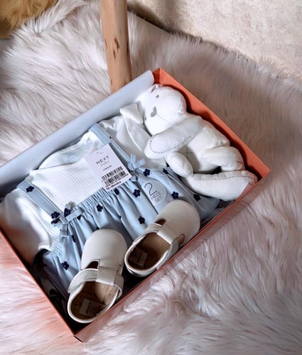 طقم مواليد قطني فاخر من Next مع لعبة وشوز – مقاس 1...