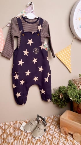 دولاب خشبي مع ملابس شتوية من نكست