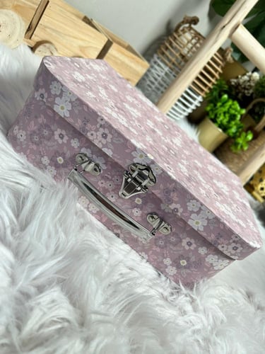 حقيبة ملونة من الورق المقوى باللون الوردي بطبعات ا...