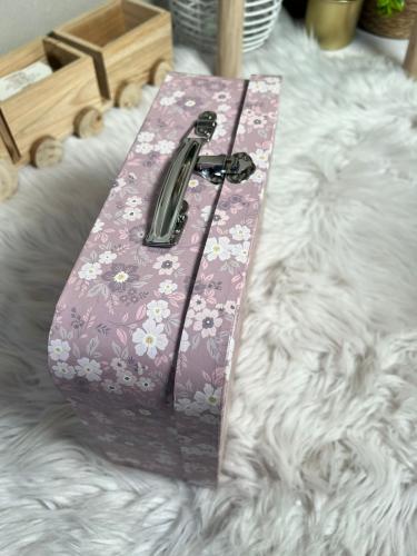 حقيبة ملونة من الورق المقوى باللون الوردي بطبعات ا...