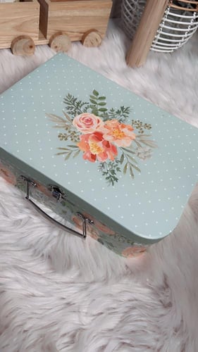 حقيبة ملونة من الورق المقوى باللون التيفاني مثالية...