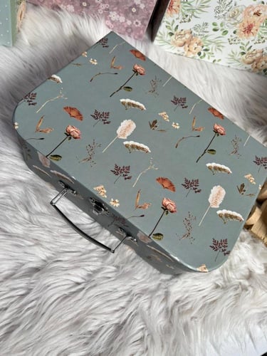 حقيبة ملونة من الورق المقوى باللون الرمادي لتقديم...