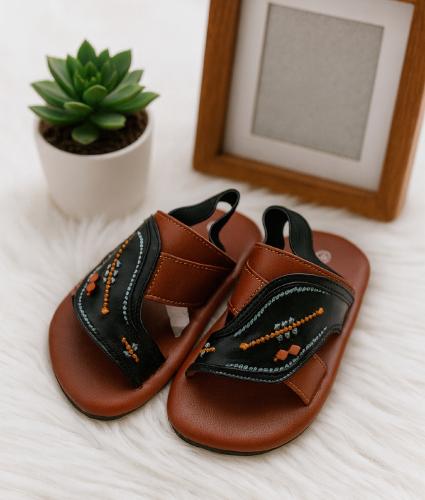 بوكس خشبي مميز يحتوي على الزي السعودي بشت وثوب موا...