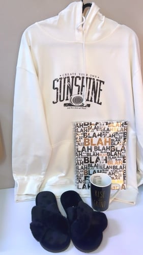 بلوفرات بناتي مع شوز ودفتر وكوب قهوة