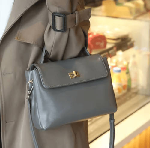 حقيبة يد من الجلد للنساء