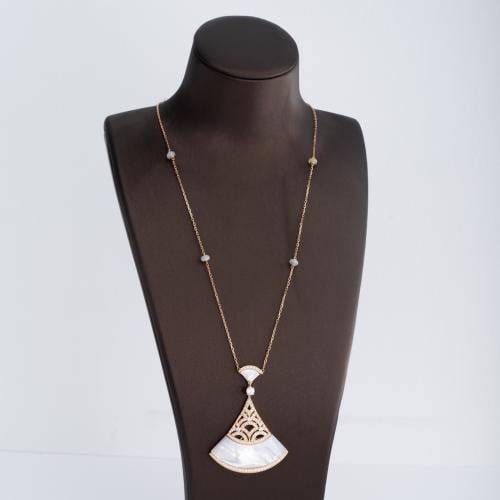 عقد ذهب تصميم عالمي