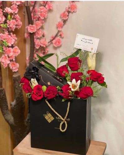 شوكلاتة" مختلف " بتنسيق ورد احمر