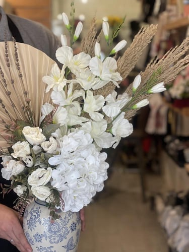 فازة نقّشة بتنسيق فريد