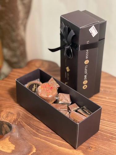 بوكيه احمر مع شوكلاتة " مختلف "فاخرة