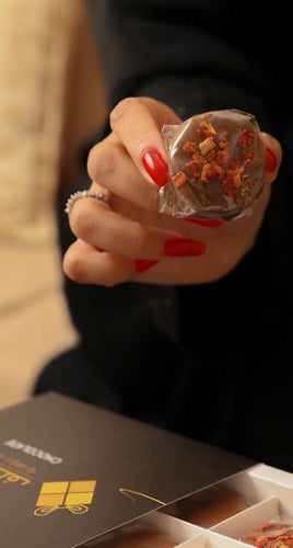 بوكيه احمر مع شوكلاتة " مختلف "فاخرة