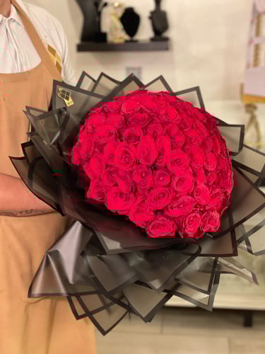 بوكيه 100 وردة حمراء بتغليف اسود