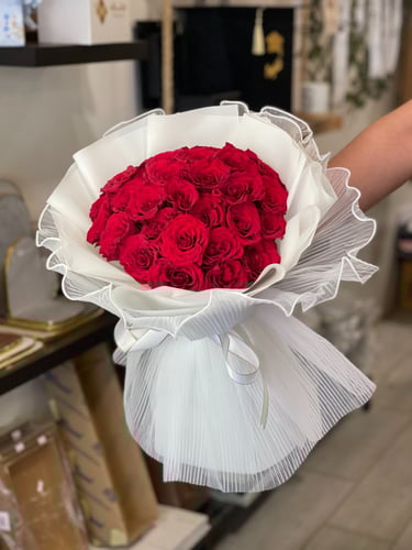 بوكية 30 وردة حمراء بتغليف انيق