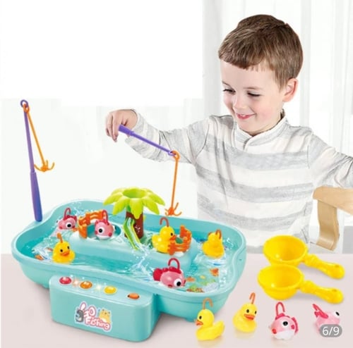 لعبة صيد سمك مع حوض يعمل بالبطارية