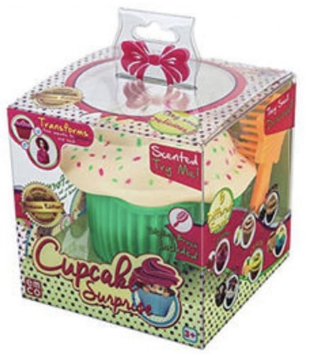 دمية أميرة عارضة للأزياء وموضوعة في كب كيك