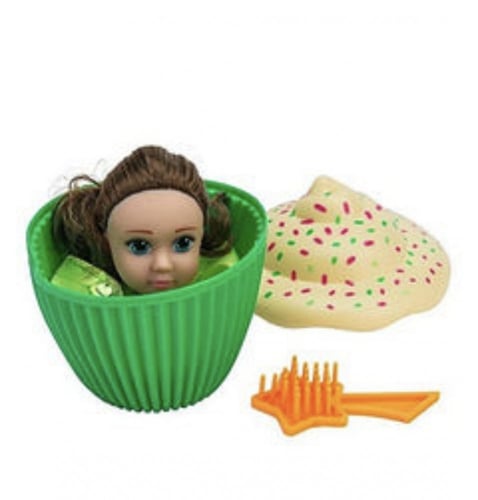 دمية أميرة عارضة للأزياء وموضوعة في كب كيك