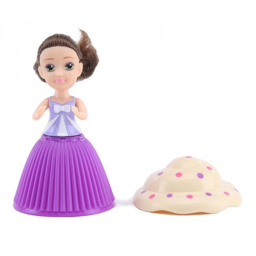 دمية أميرة عارضة للأزياء وموضوعة في كب كيك