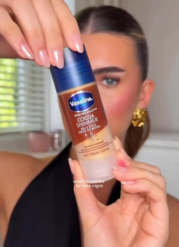 فازلين كاكاو شيمر جيلي ستيك بزبدة الكاكاو - 1.4 أو...