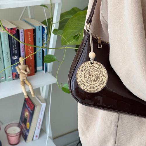 تعليقات خشبية