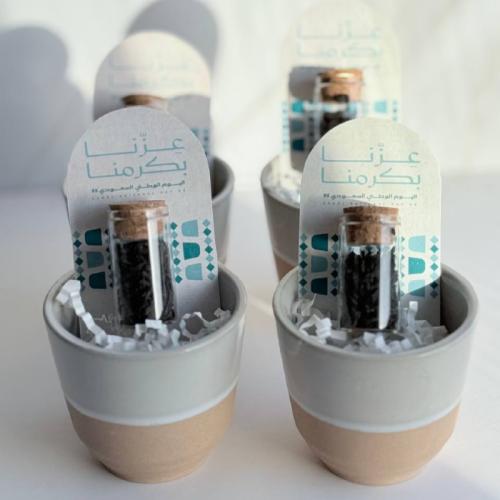 كوب مع شاي توزيعات اليوم الوطني