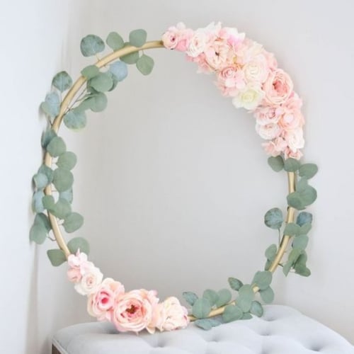 إكليل بالونات أو ورد