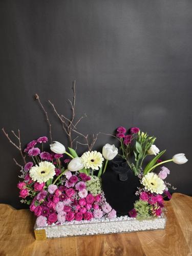 Acrylic box with natural roses Bo001