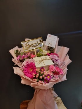 باقة ورد وربع شوكلت من فرافلو 10105