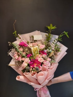 باقة ورد وربع كيلو شوكلت بستاني 10122