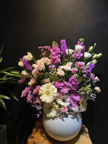 باقة ورد على فازة AAQ007