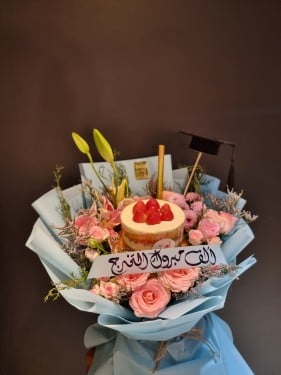 باقة ورد طبيعي وكيكة حجم 4 انش 1082