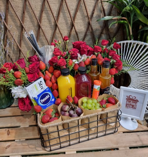 سلة فواكه وعصير بالورد وعسل