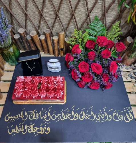 لوح ورد طبيعي وكيكة من غير الهدايا