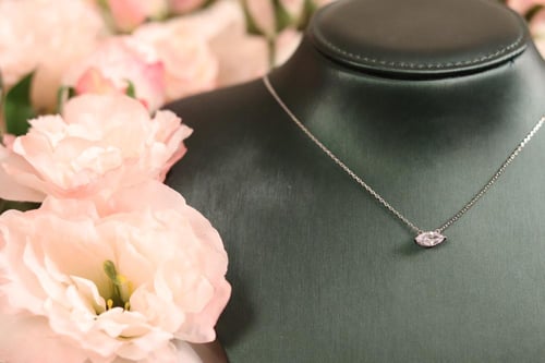 عقد أنيق فضي - 0427