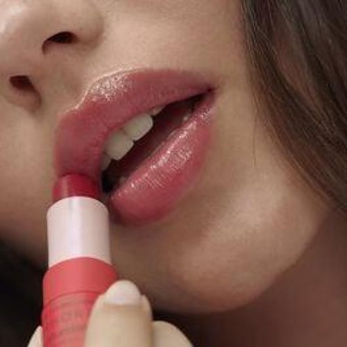 مرطب وبلسم لشفاه بالبطيخ مغذي ومُرطب من سيفورا