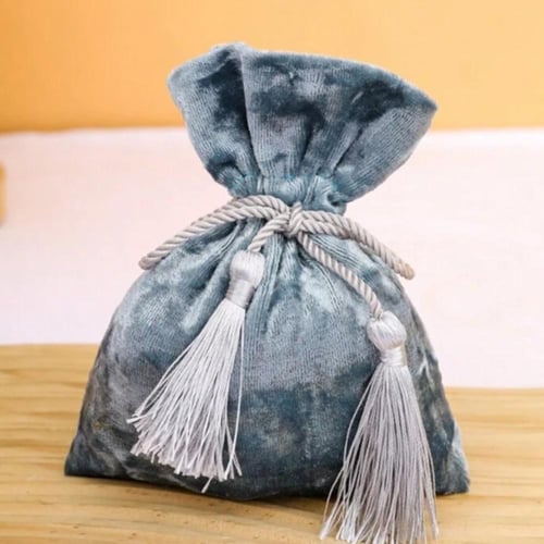 كيس من المخمل الانيق + مناكير ومزيل مناكير للتوزيع...