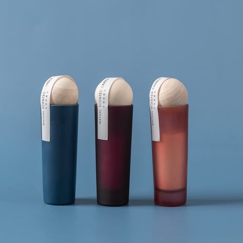 شموع معطرة مع غطاء خشبي دائري