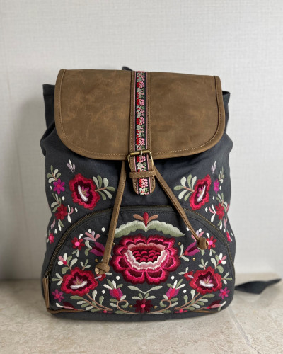 حقيبة ظهر مطرزة بالورد بحجم واسع