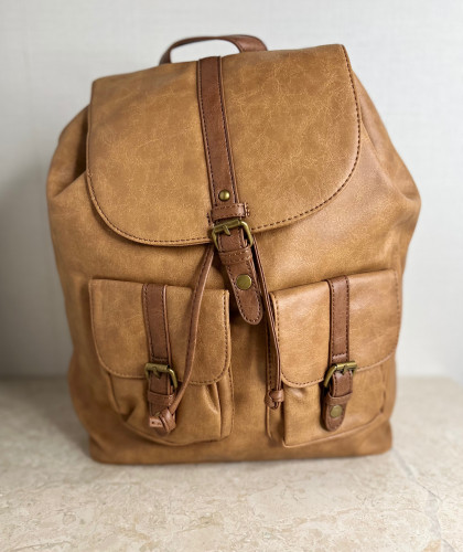 حقيبة ظهر من الجلد البني واسعة الحجم